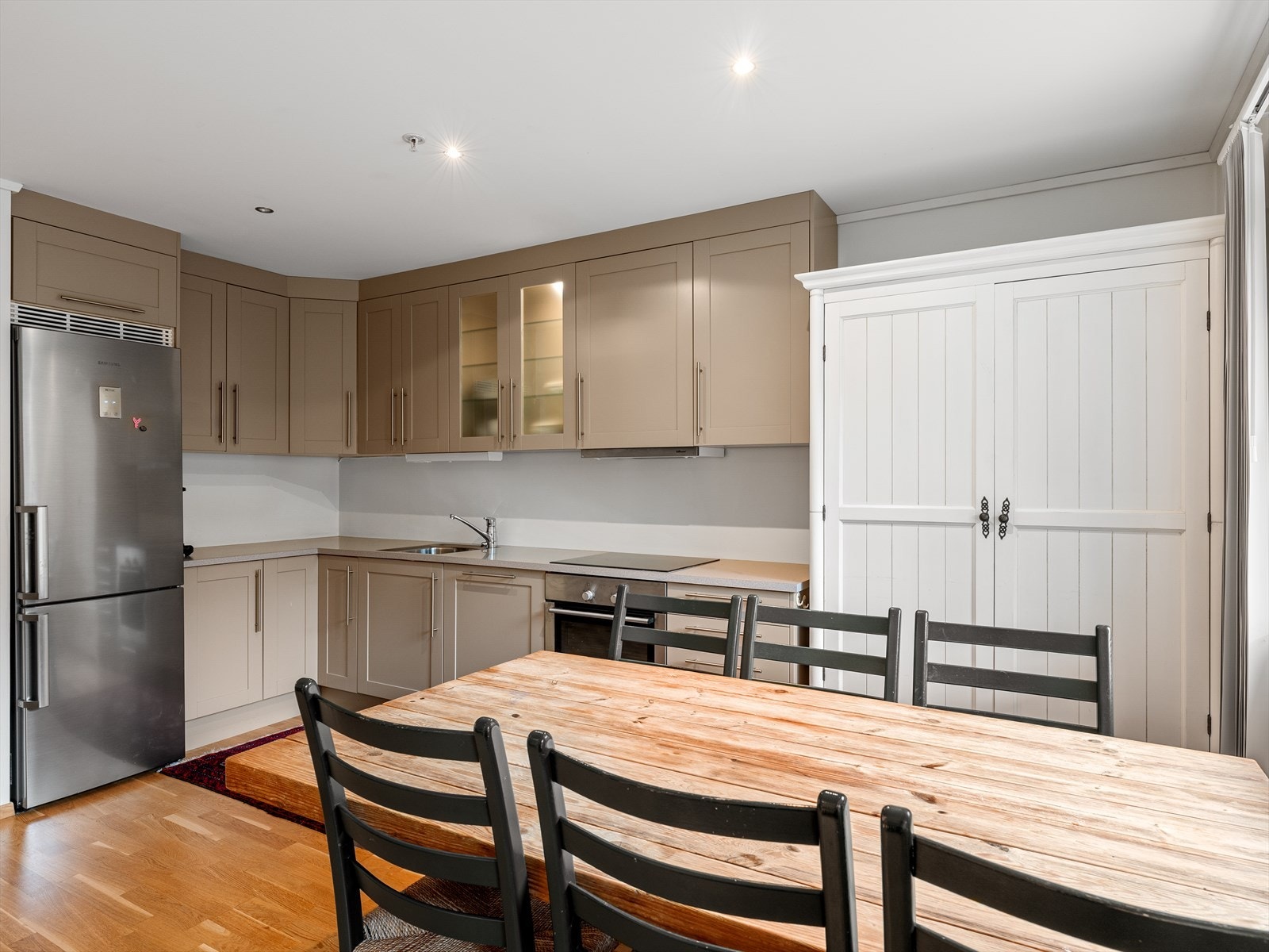 Det du trenger av skapplass og arbeidsbenk. Rom for stort spisebord i tillegg til godstoler og tv-stue. Galleribilde