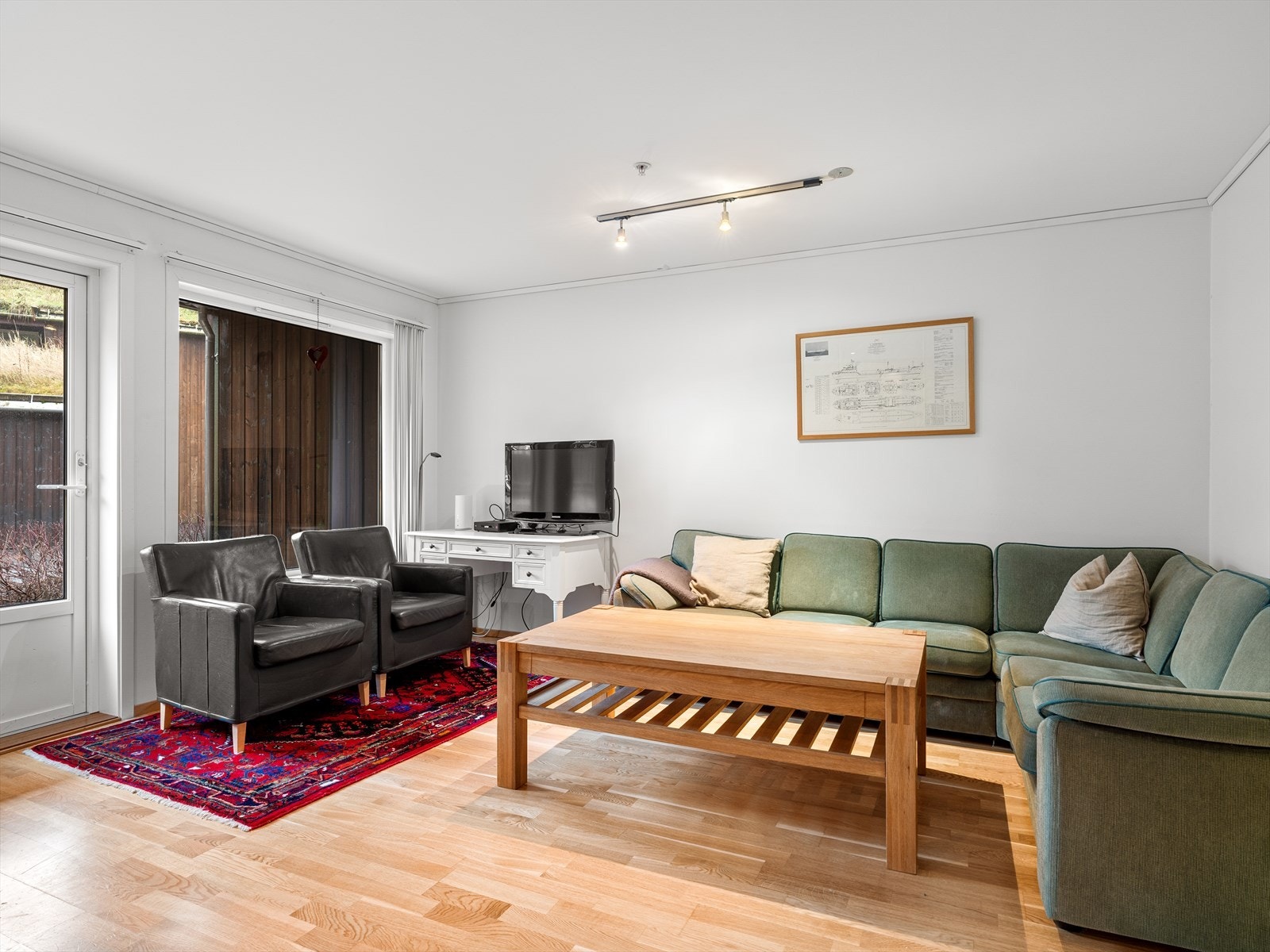 Plass til stor dagligstue og godstoler i tillegg til spisestuen. Mye naturlig lys, og direkte utgang til romslig markterrasse på skjermet og lunt tun. Galleribilde