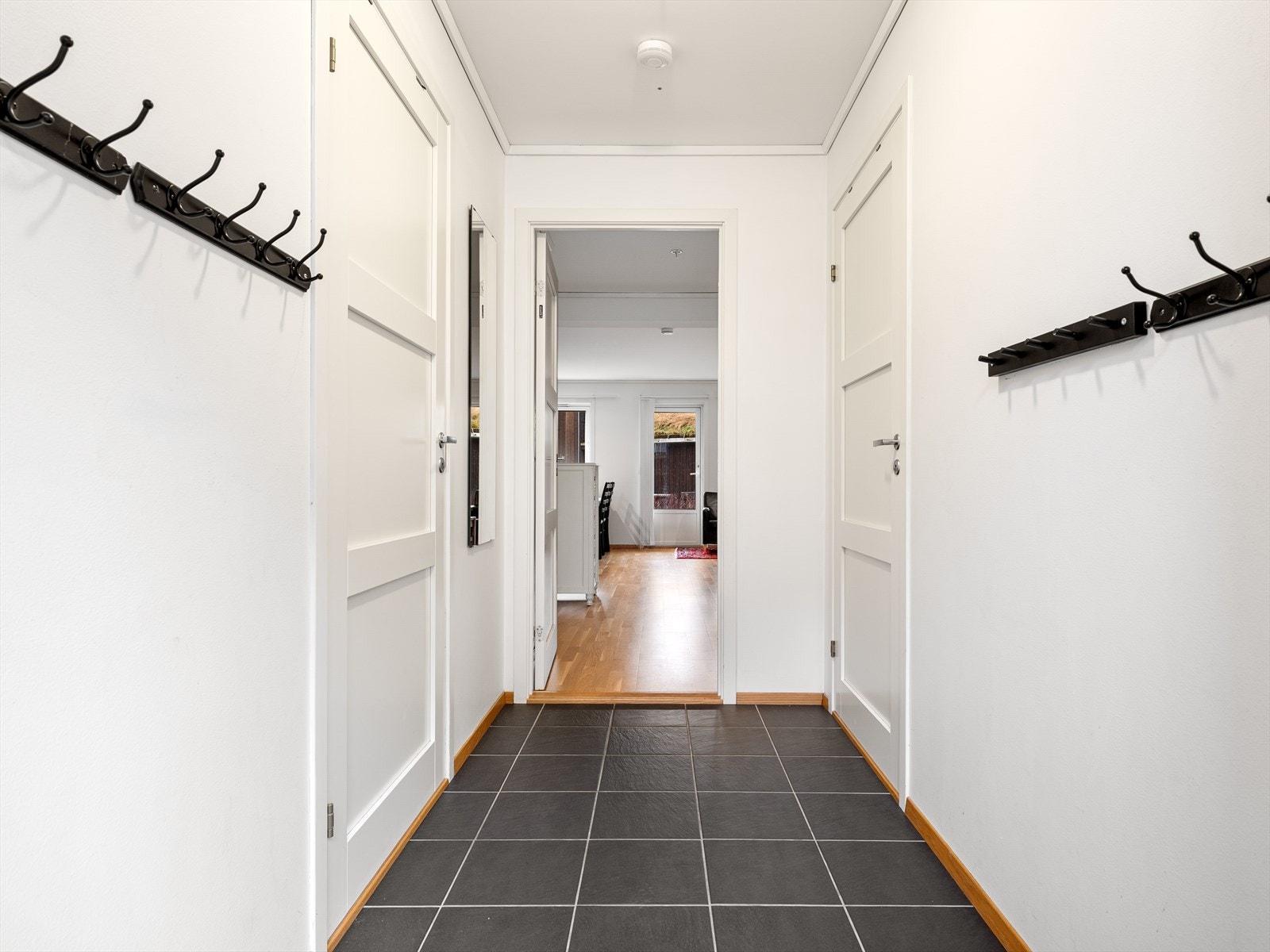 Varme i gulv og fliser som tåler våte sko. Gangen har plass til skap og hyllesystem for det du trenger av vintertøy på fjellet. Galleribilde