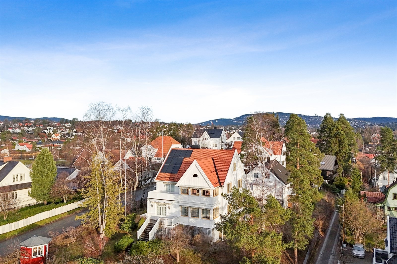 Villa med flotte himlingshøyder: 1. etasje er 280 cm, 2. etasje er 271 cm, 211 cm i kjeller. Skråtak på loftet med takhøyde fra 10 cm til 385 cm. Galleribilde