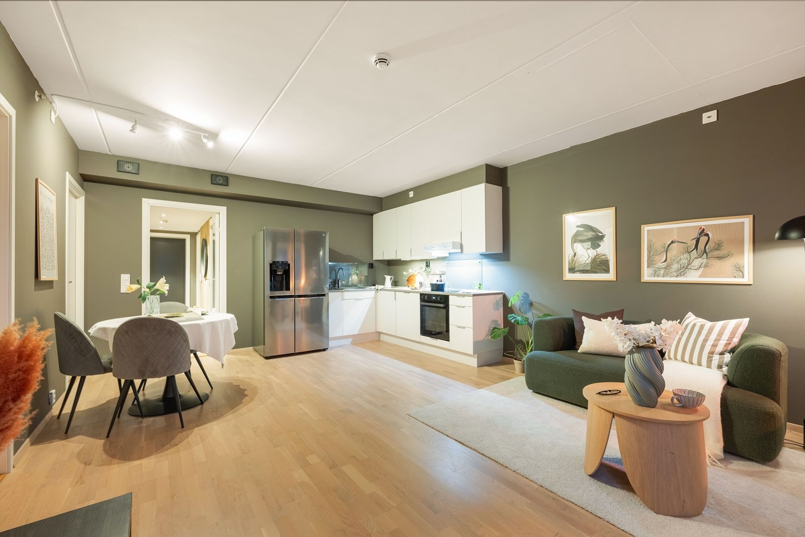 Kjøkkenet er praktisk og stilrent, med åpen løsning mot stuen Galleribilde