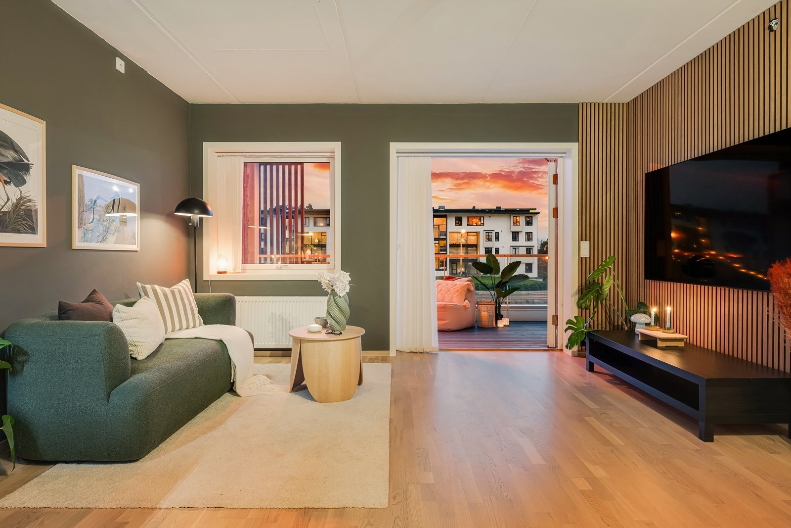 Videre kommer du inn i en romslig og lekker stue malt i tidsriktig og stilren farge, med spiler på noen vegger. Galleribilde