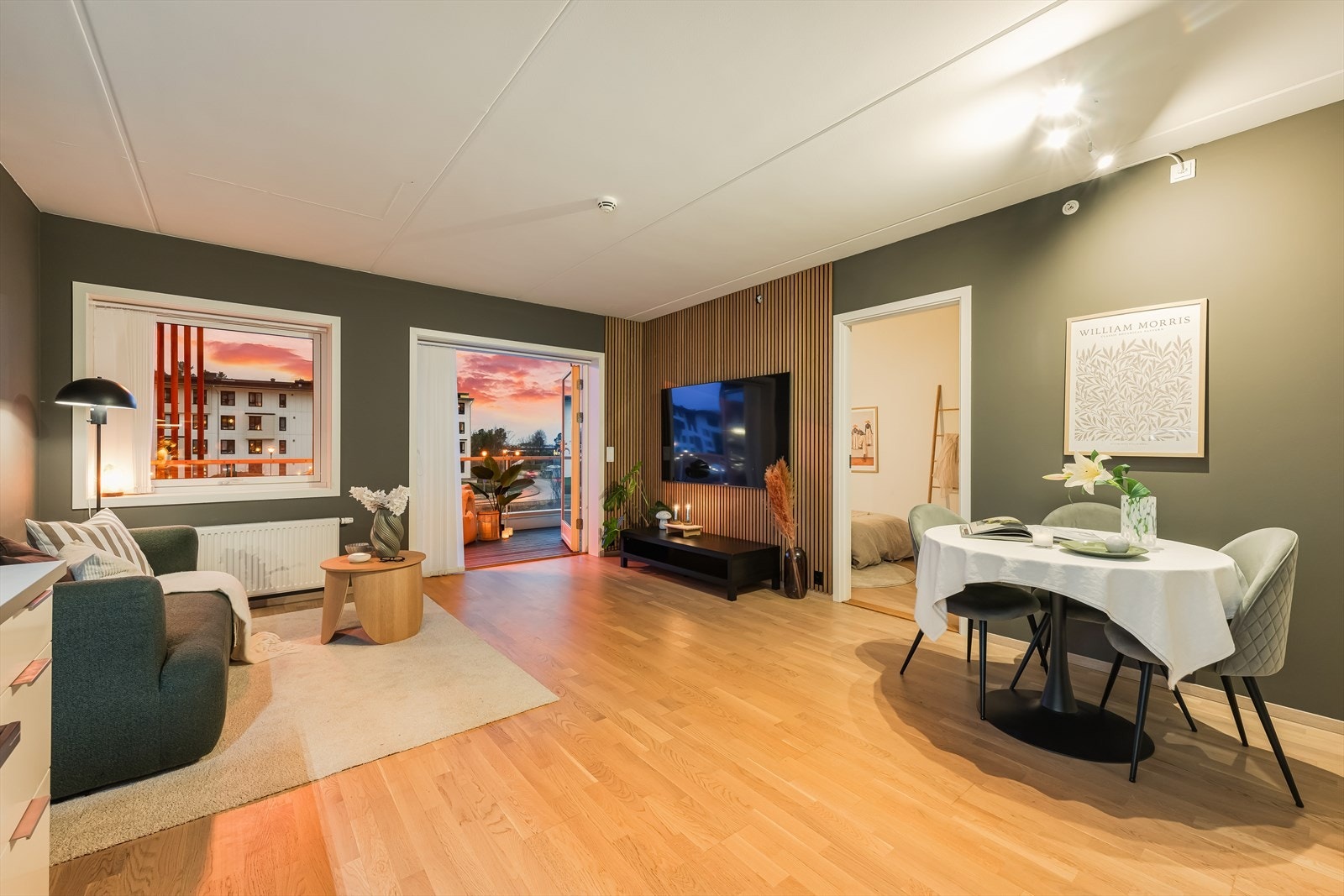 Leiligheten har en god planløsning og i stuen er det plass til både spisebord og sofakrok Galleribilde