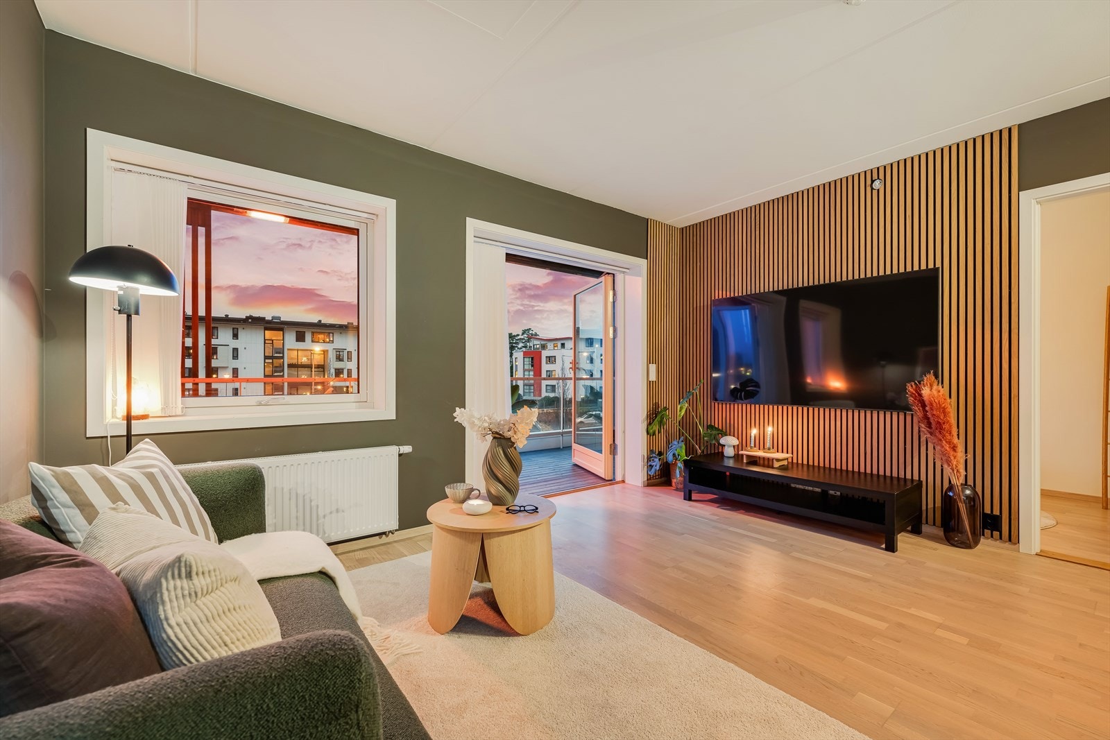 Fra stuen er det utgang til en stor og solrik balkong på ca. 12 kvm. Galleribilde