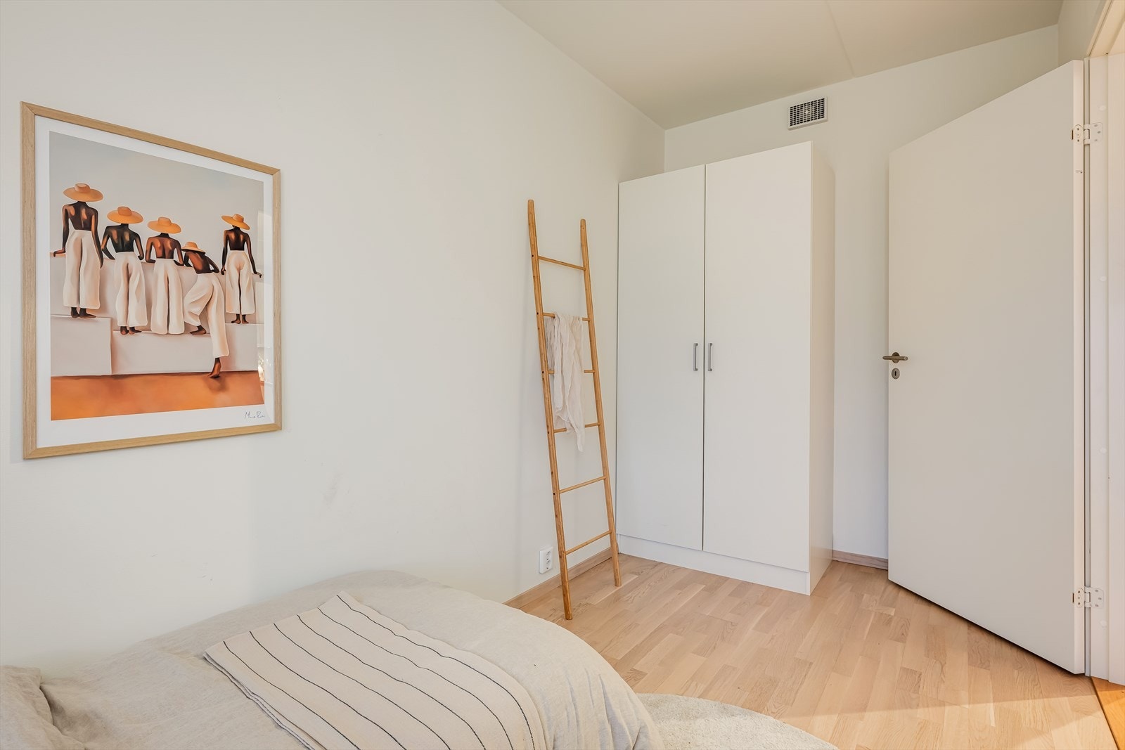 Her er det plass til seng og garderobeskap Galleribilde