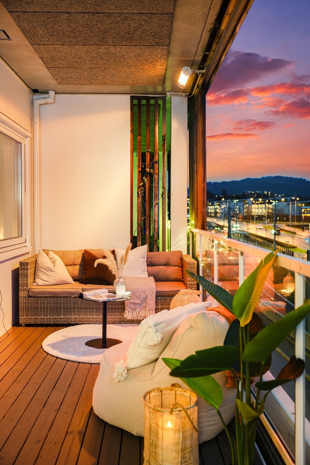 Balkongen er på hele 12 kvm og har plass til ønsket utemøblement Galleribilde