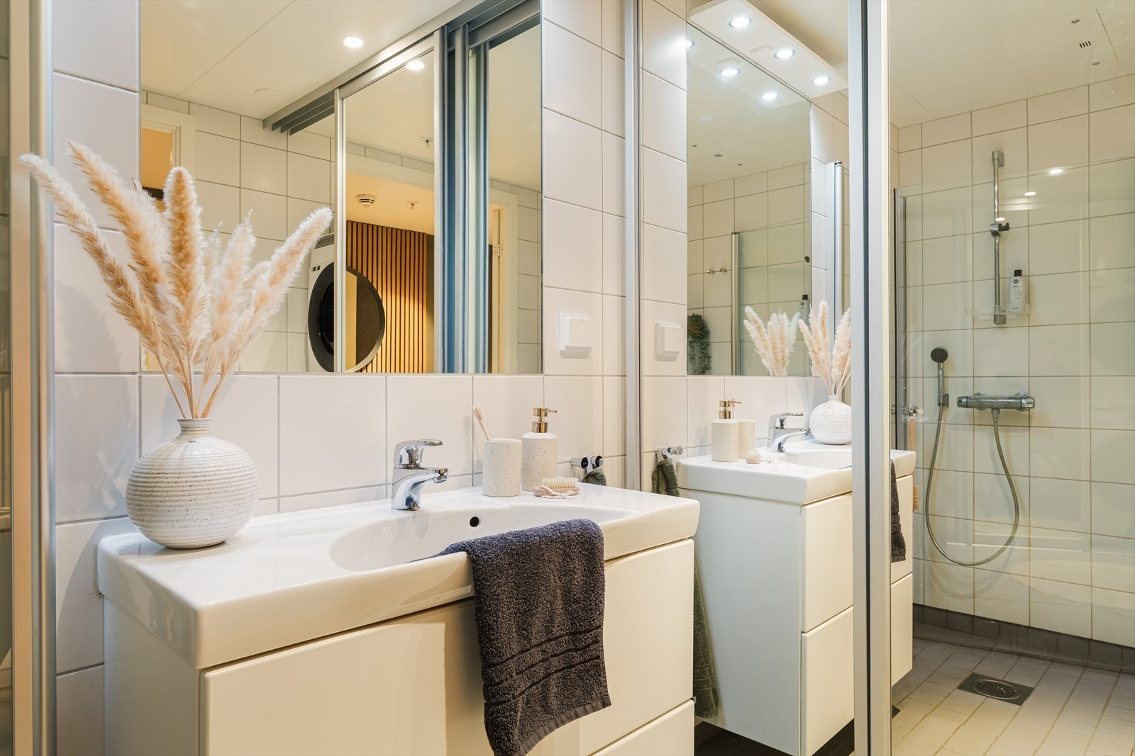 Badet har skyvedørsgarderobe med speilfronter Galleribilde