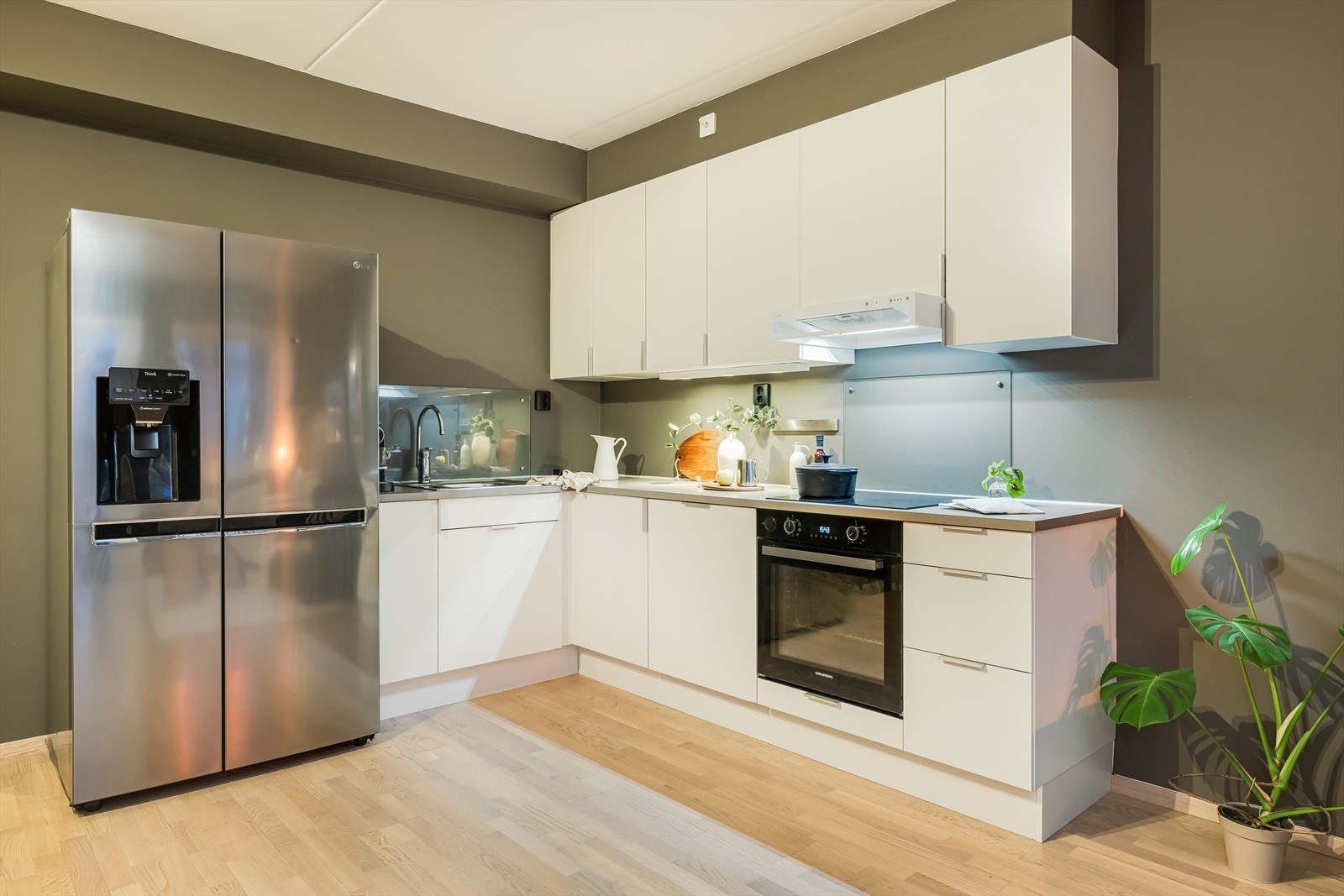 Bak oppvaskkummen er det montert en praktisk og pen glassplate Galleribilde