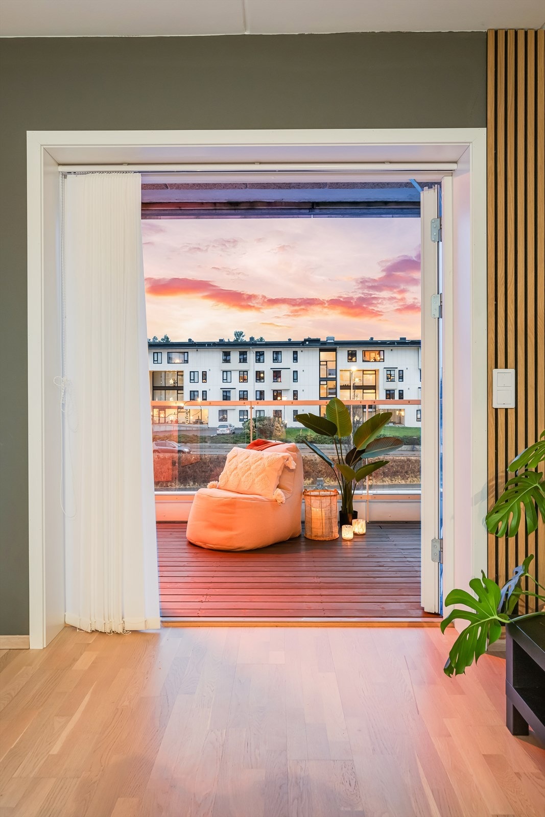 Balkongen har lekkert glassrekkverk og takoverbygg Galleribilde