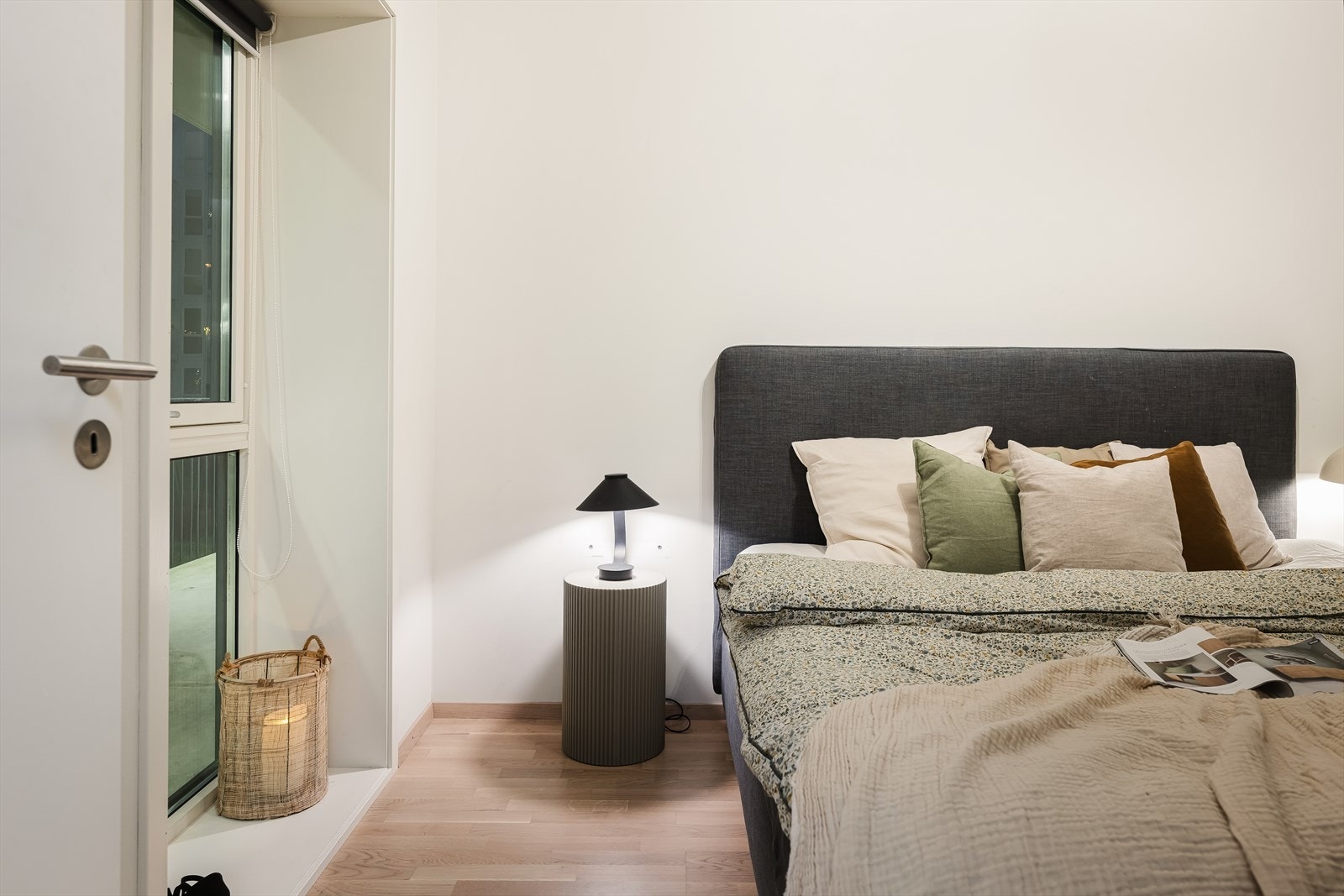 Hovedsoverommet er lyst og lekkert med godt med lysinnslipp Galleribilde