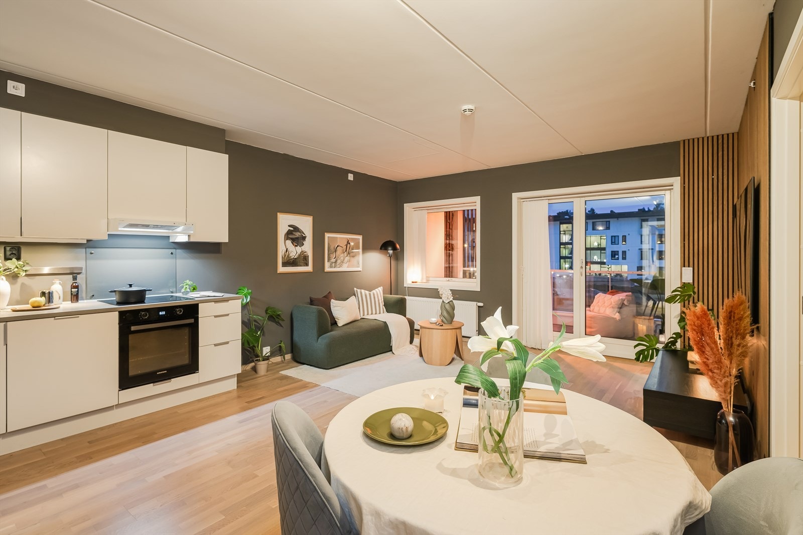 Det er plass til spisebord i naturlig tilknytning til kjøkkenet Galleribilde