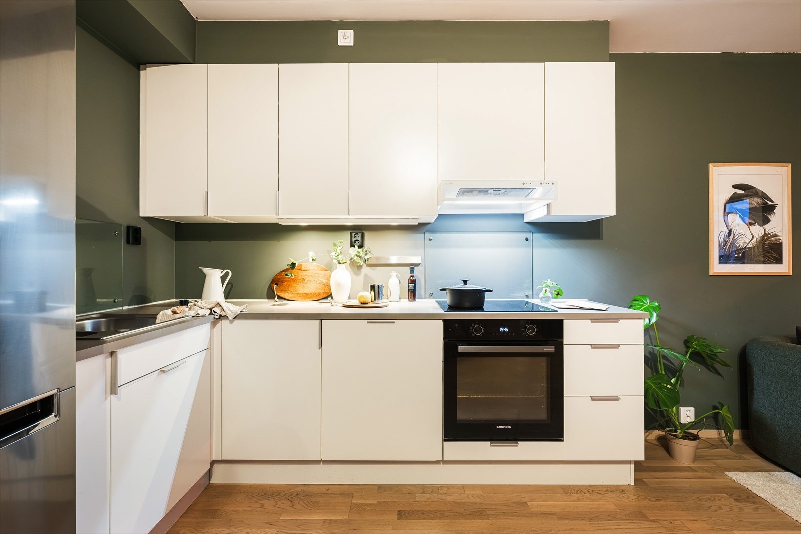 Kjøkkenet har godt med benke- og skapplass Galleribilde