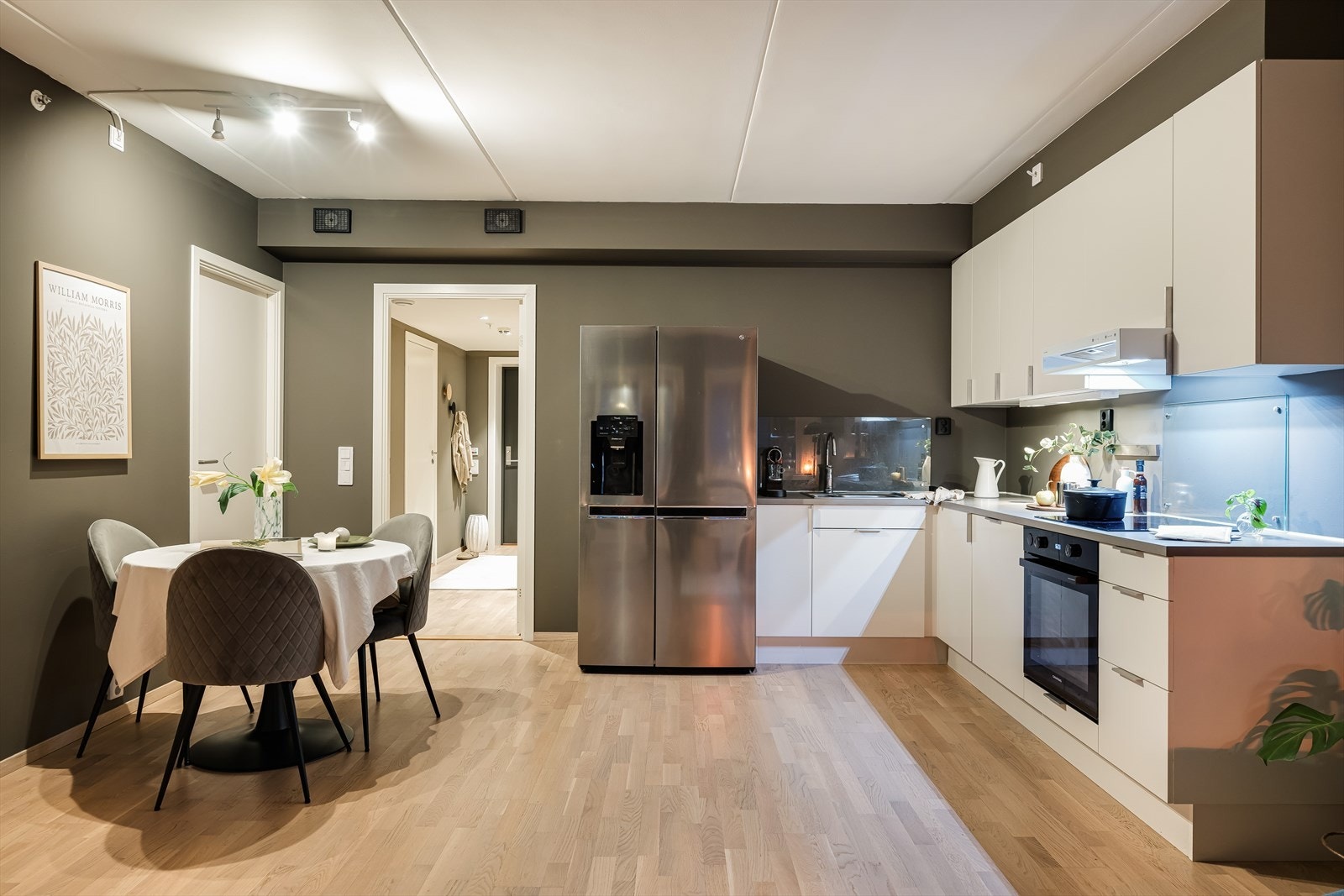 Kjøkkenet har hvite, slette fronter, laminat benkeplate. Oppvaskkum i stål og det er integrert induksjonsplatetopp, stekeovn og oppvaskmaskin. Galleribilde