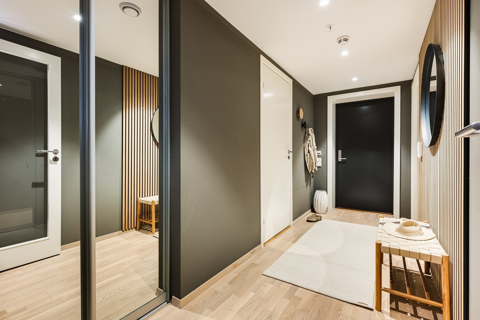 Her finner du en skyvedørsgarderobe med speilfronter Galleribilde