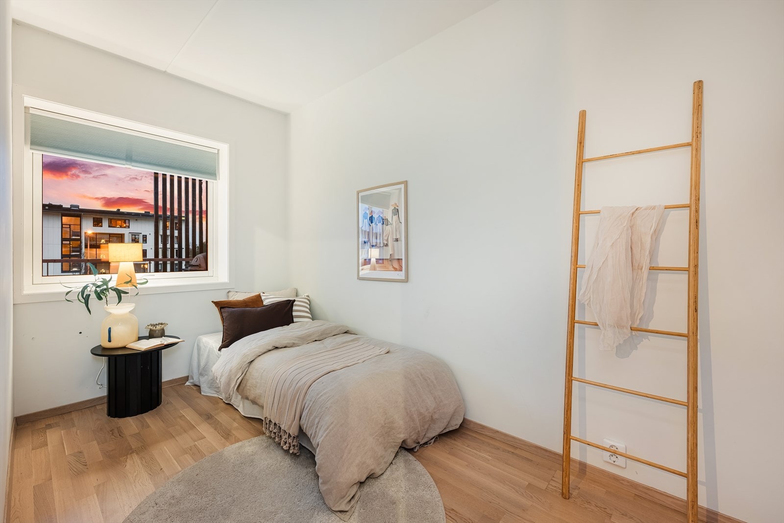 Leilighetens andre soverom er lyst og romslig Galleribilde