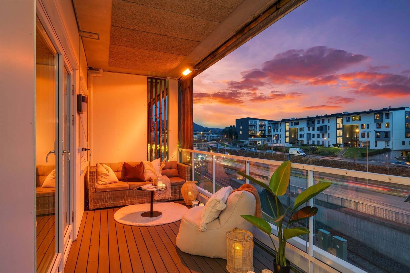 Den lekre balkongen har utsikt mot nærområdet og gode solforhold Galleribilde