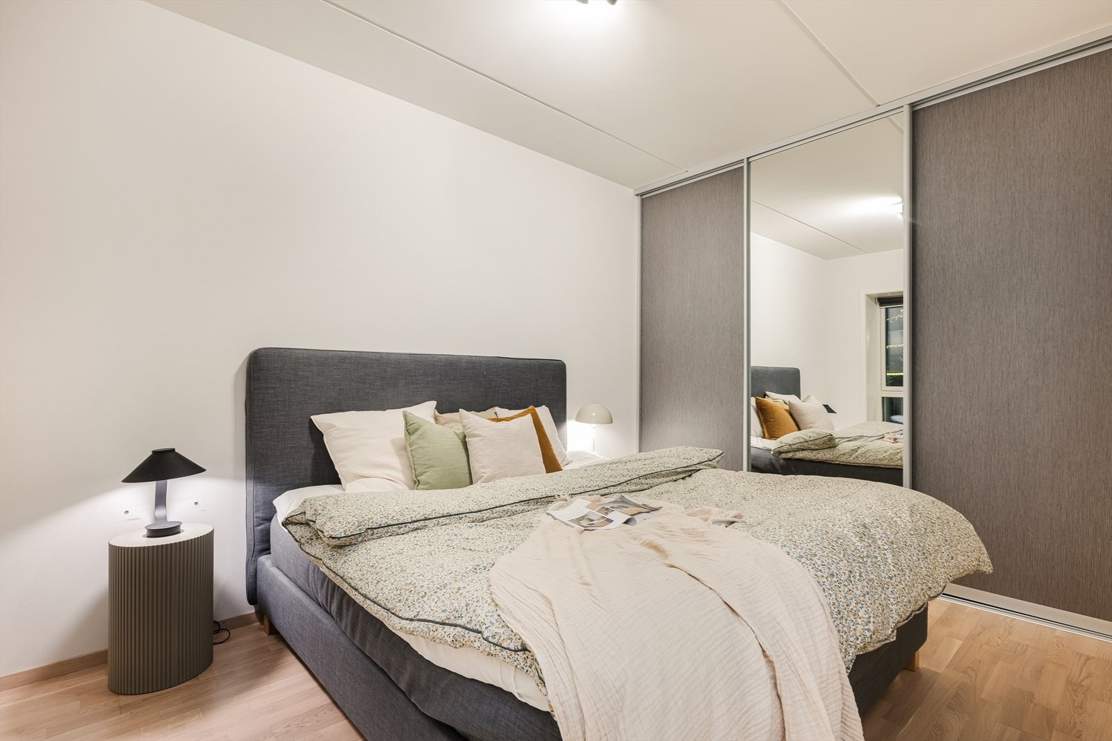 Her finner du en praktisk og pen skyvedørsgarderobe med speilfront på en av dørene Galleribilde