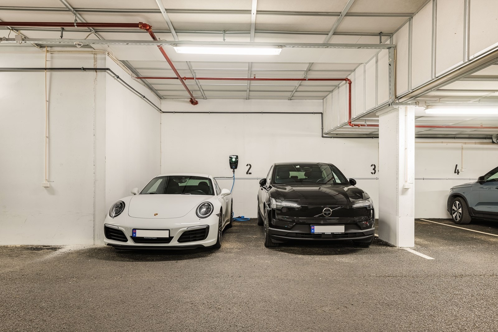 Parkeringsplass med plass til 2 biler i garasje med el-billader Galleribilde