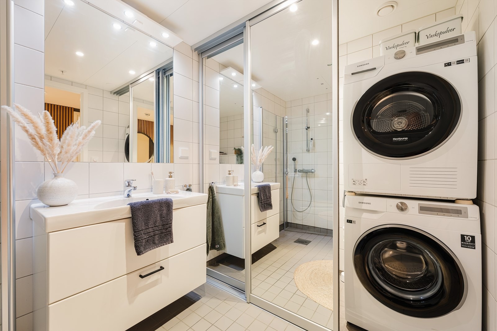 Vaskemaskin og tørketrommel skjuler du enkelt bak skyvedørene, her er det også oppbevaringsplass Galleribilde