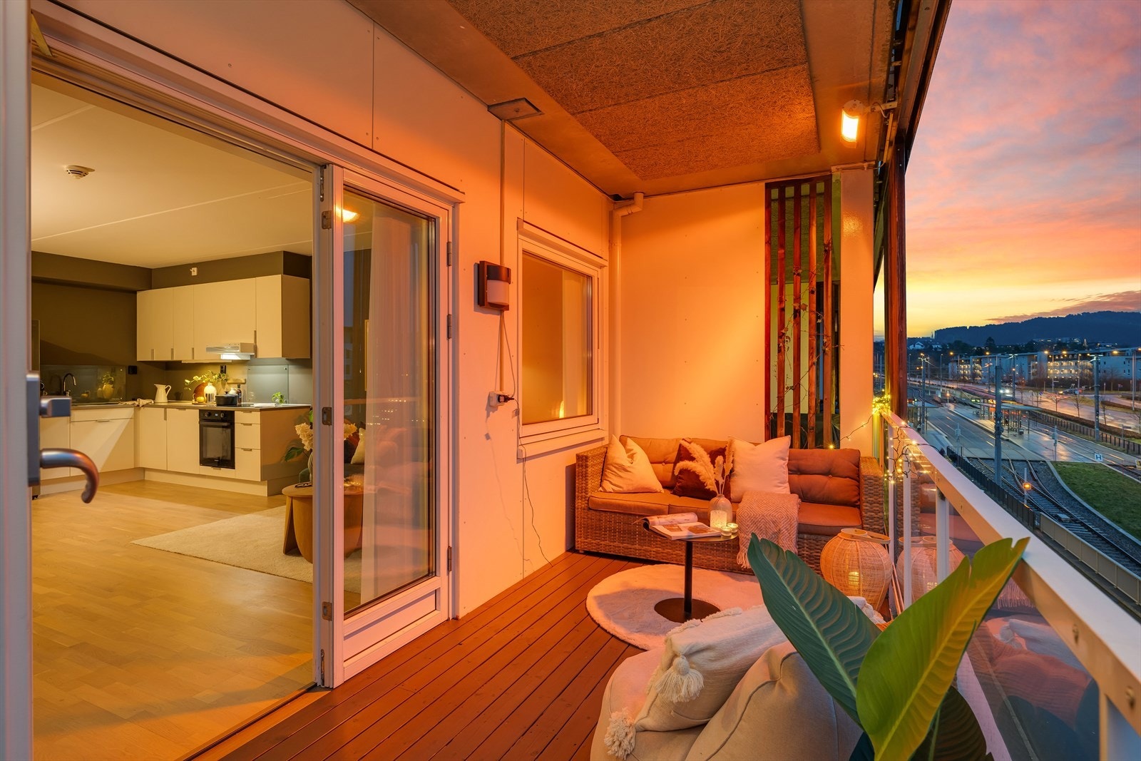 Taket over balkongen gjør at du kan sitte ute selvom det regner Galleribilde