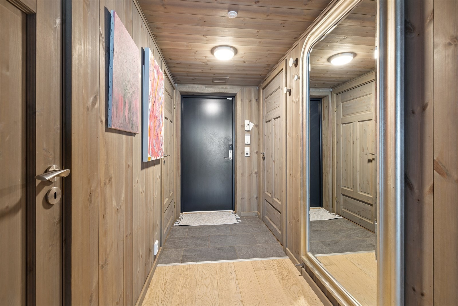 Leiligheten har en koselig entré som tar det inn i leilighet | Flislagt inngangsparti med varme i gulvet. Galleribilde