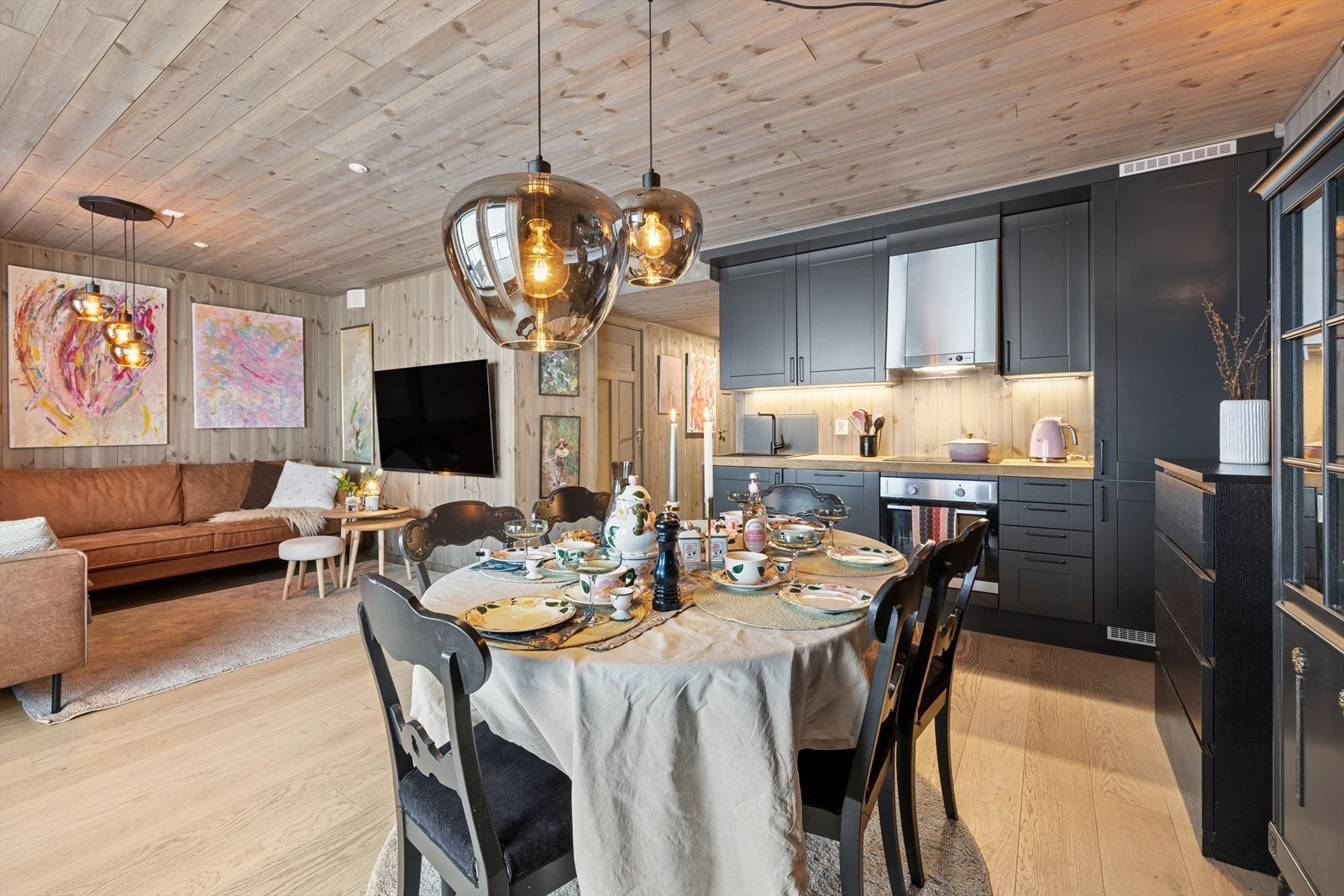 Leiligheten har et moderne og praktisk kjøkkenområde med fleksible løsninger og god plass til å tilpasse innredningen etter ønsket behov. Galleribilde