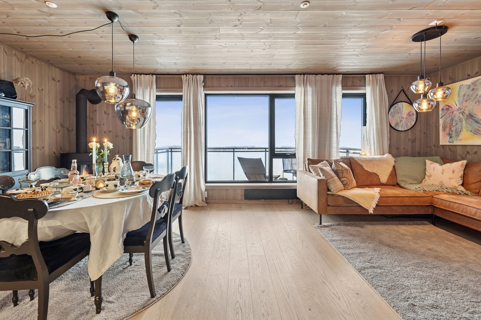 Leiligheten byr på en praktisk og funksjonell åpen stue/kjøkken-løsning som gir en god flyt i rommet. Galleribilde