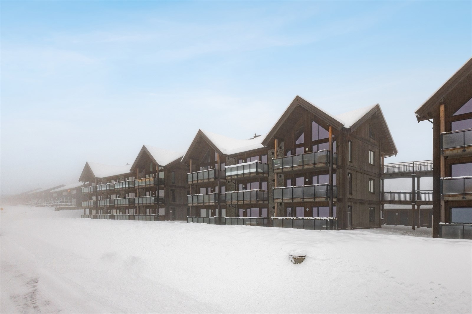 Leiligheten ligger i byggets 2. etasje og har enkel, trappefri adkomst via heis i bygget. Galleribilde