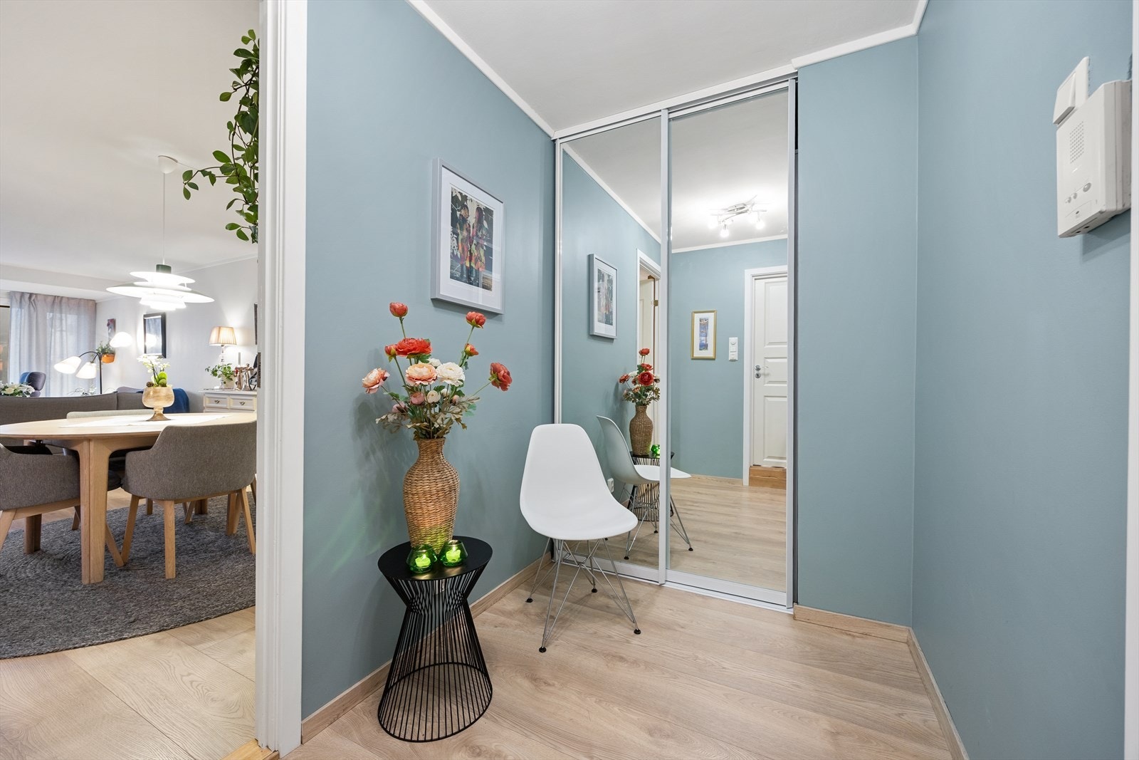 Her er det plass til skoskap og oppheng i tillegg til medfølgende skyvedørsgarderobe Galleribilde