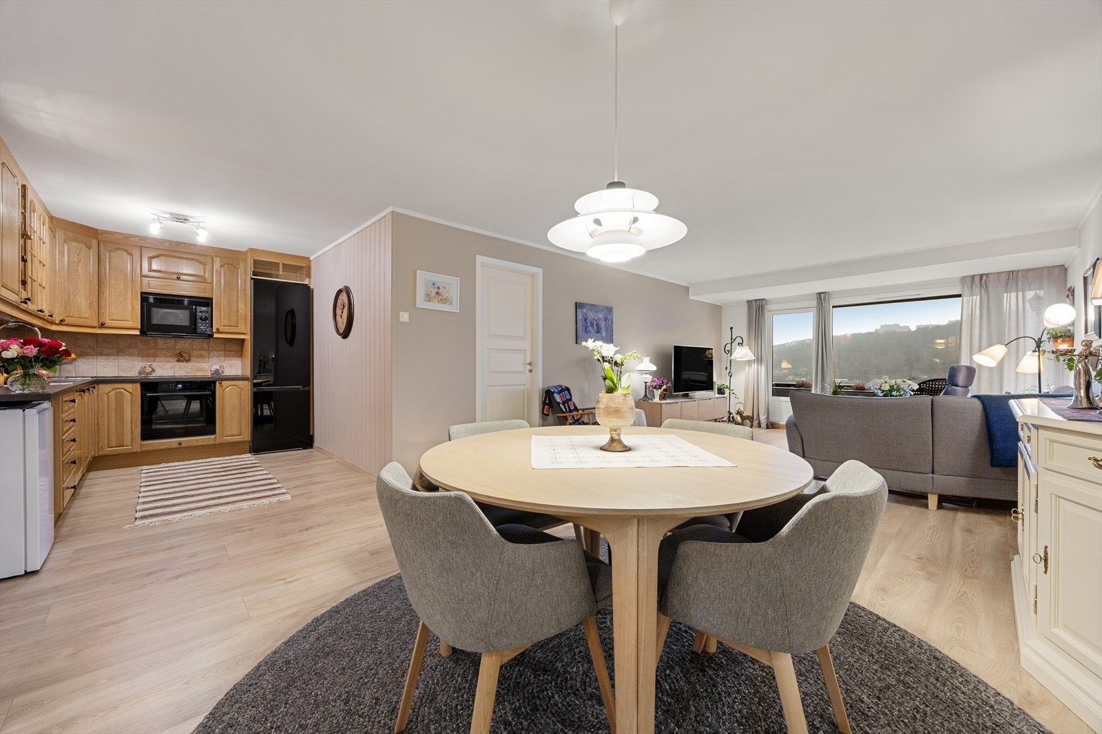 Romslig og trivelig stue med store vinduer og fin utsikt Galleribilde