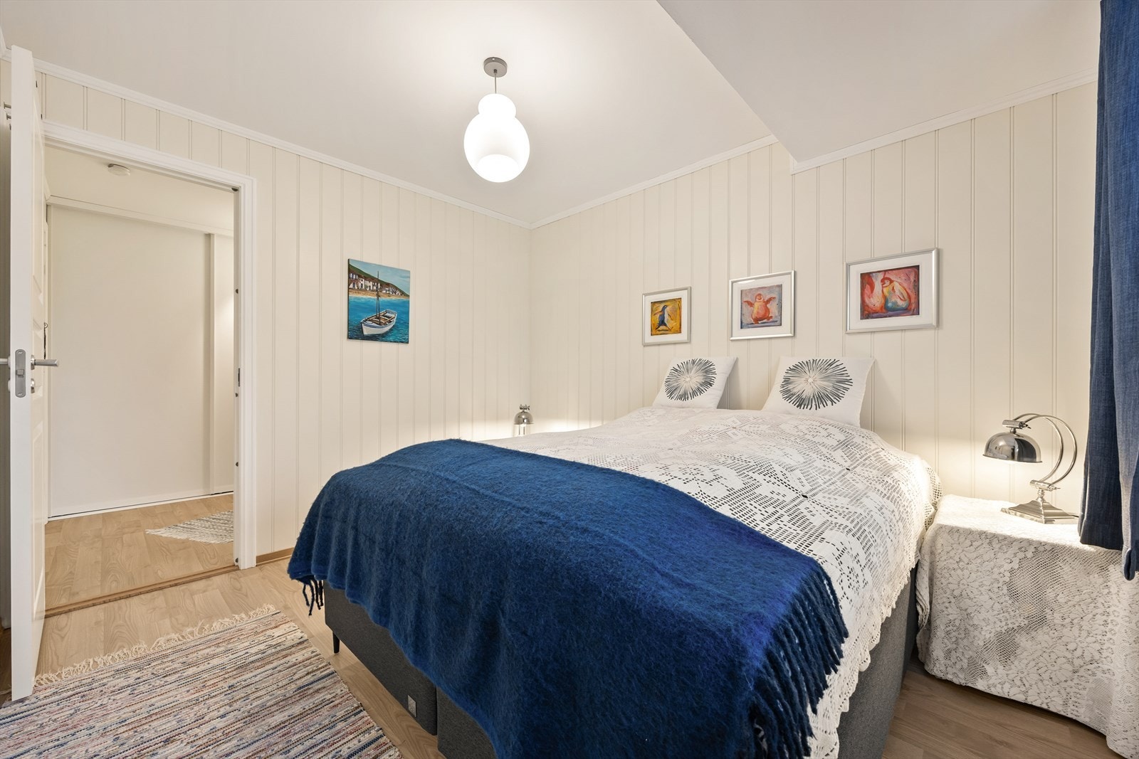 Soverommet har god plass til dobbeltseng, nattbord og kommode Galleribilde