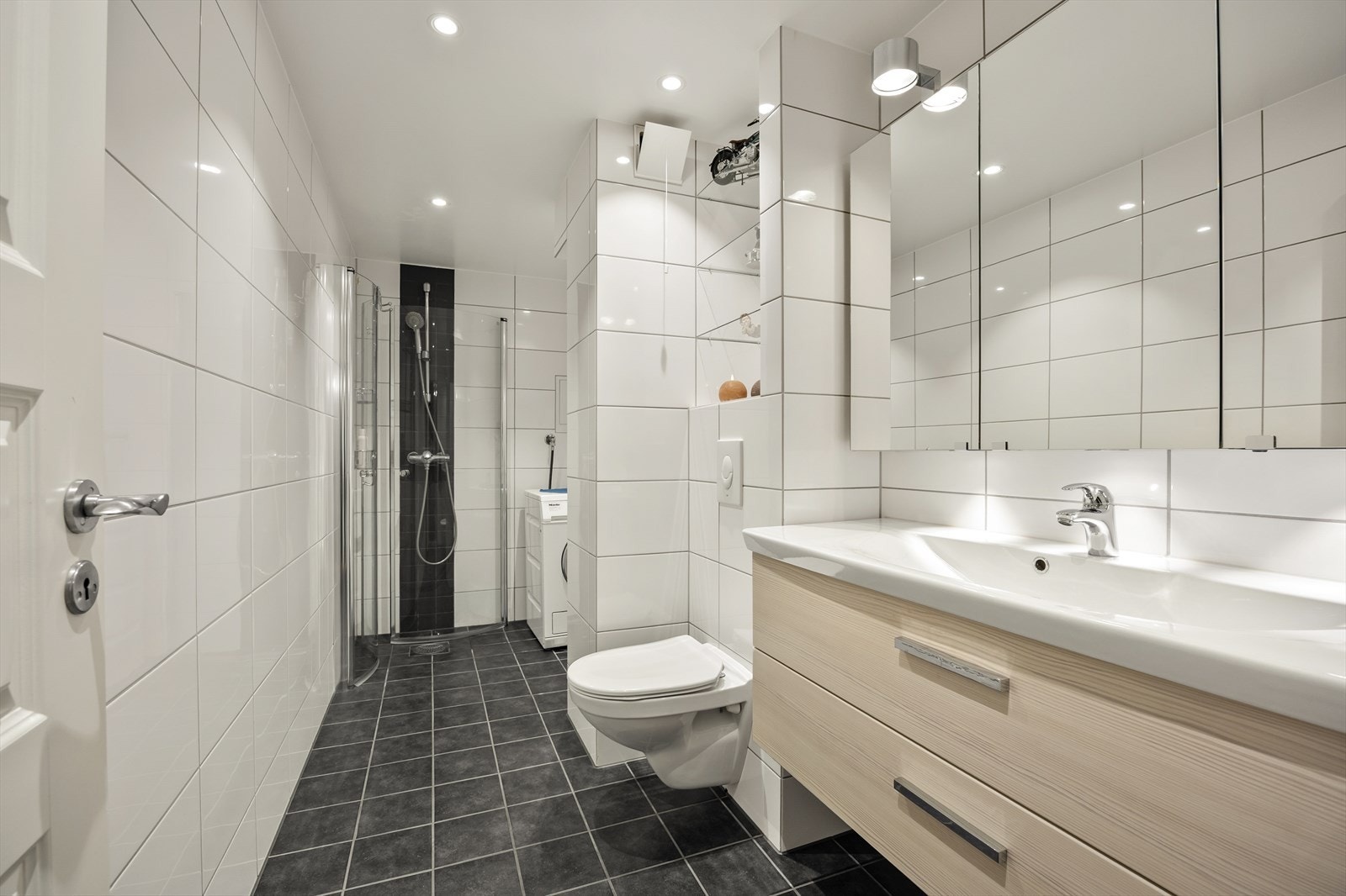 Pent flislagt bad, oppusset i 2011, med varmekabler i gulvet og downlights i himlingen Galleribilde