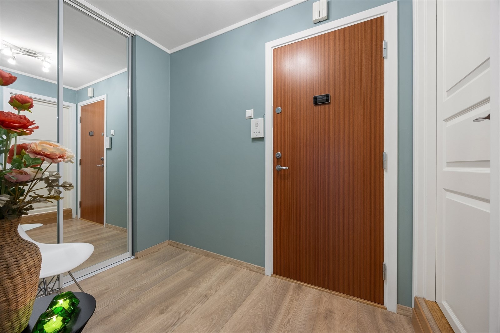 Innenfor døren kommer du inn i en praktisk og innbydende entré Galleribilde