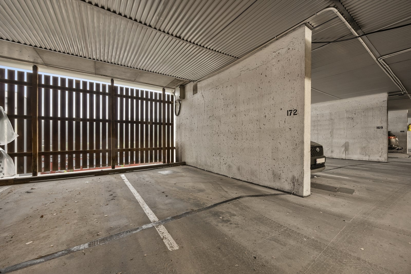 Bilen parkeres trygt på medfølgende garasjeplass Galleribilde