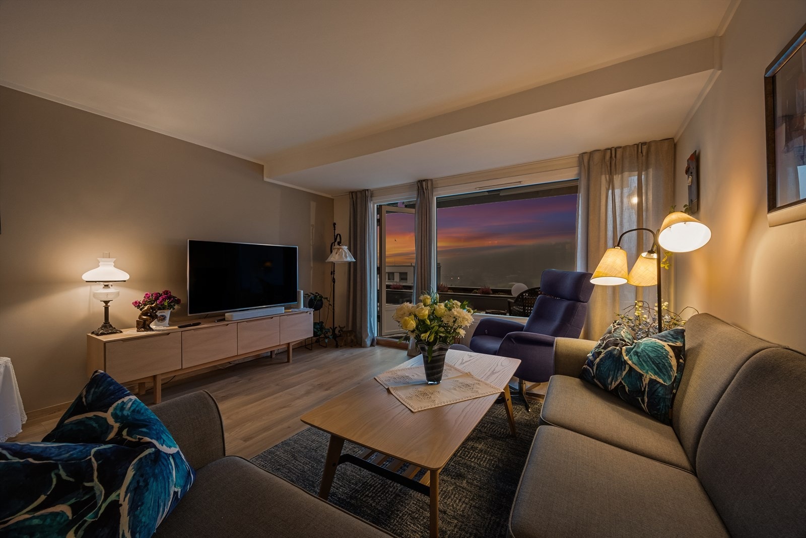 Stuen er et romslig og behagelig oppholdsrom i leiligheten Galleribilde