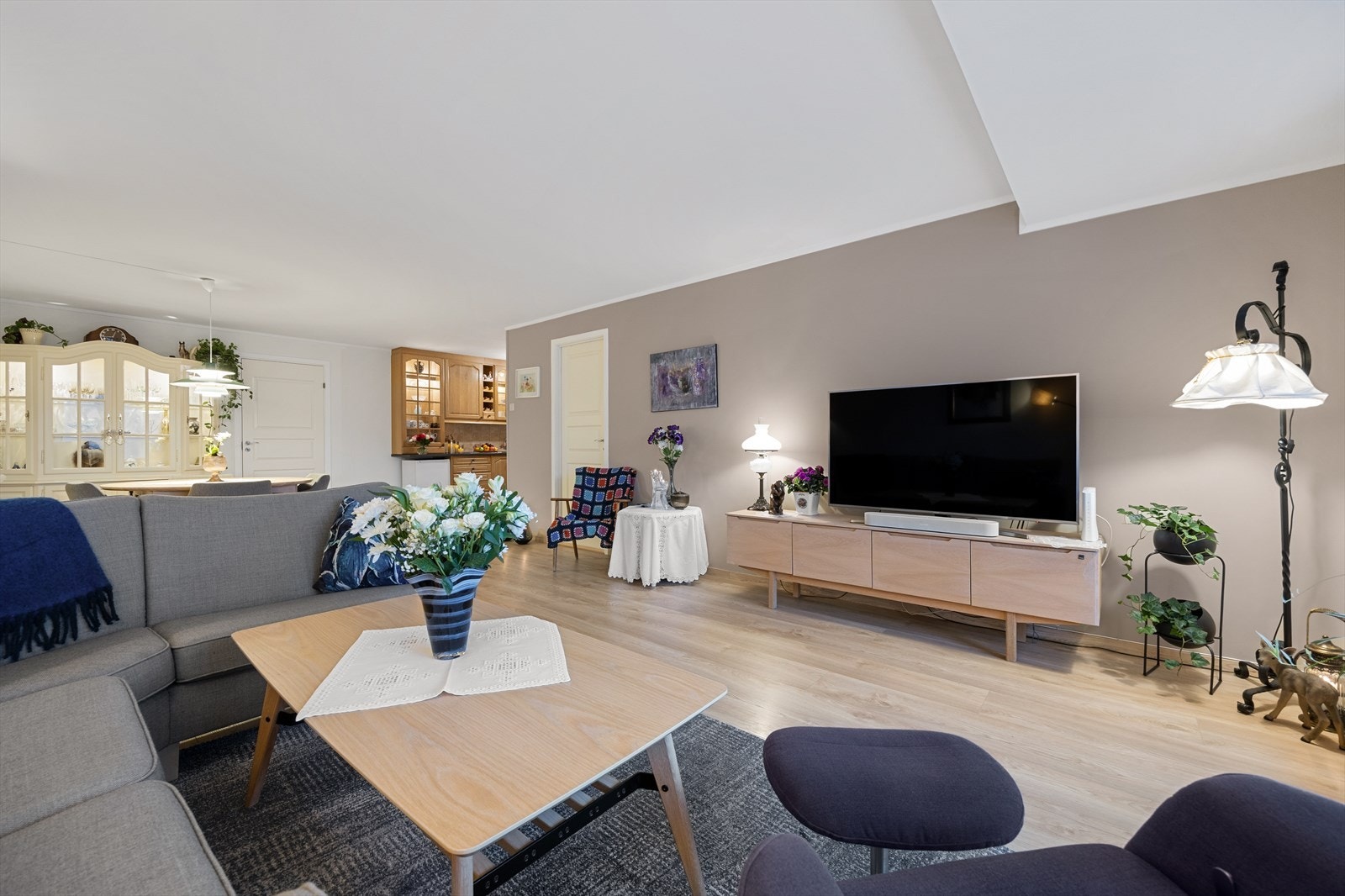 Overflatene er lysmalte, og gulvet er belagt med laminat Galleribilde