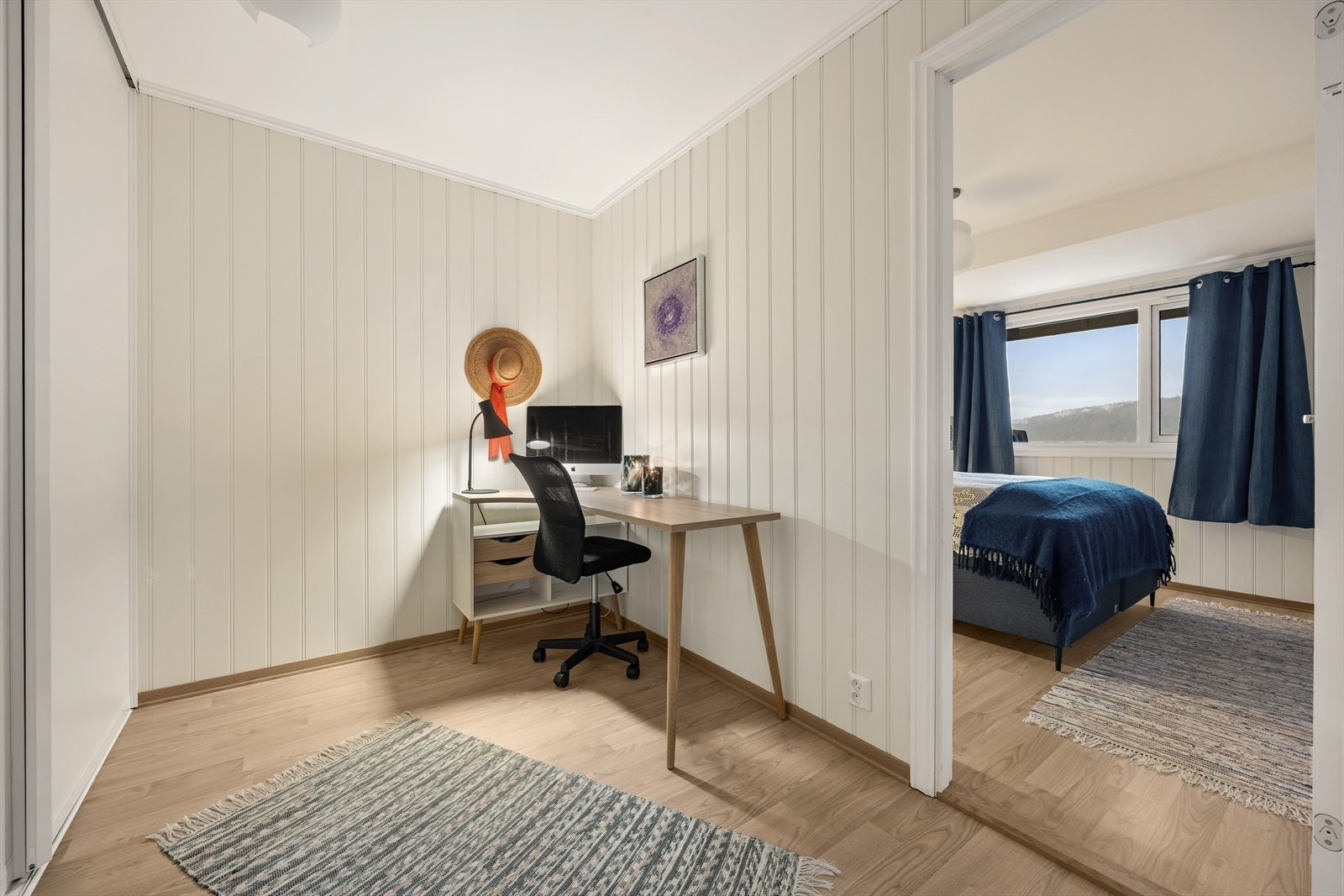 Det er eget garderoberom innenfor soverommet Galleribilde