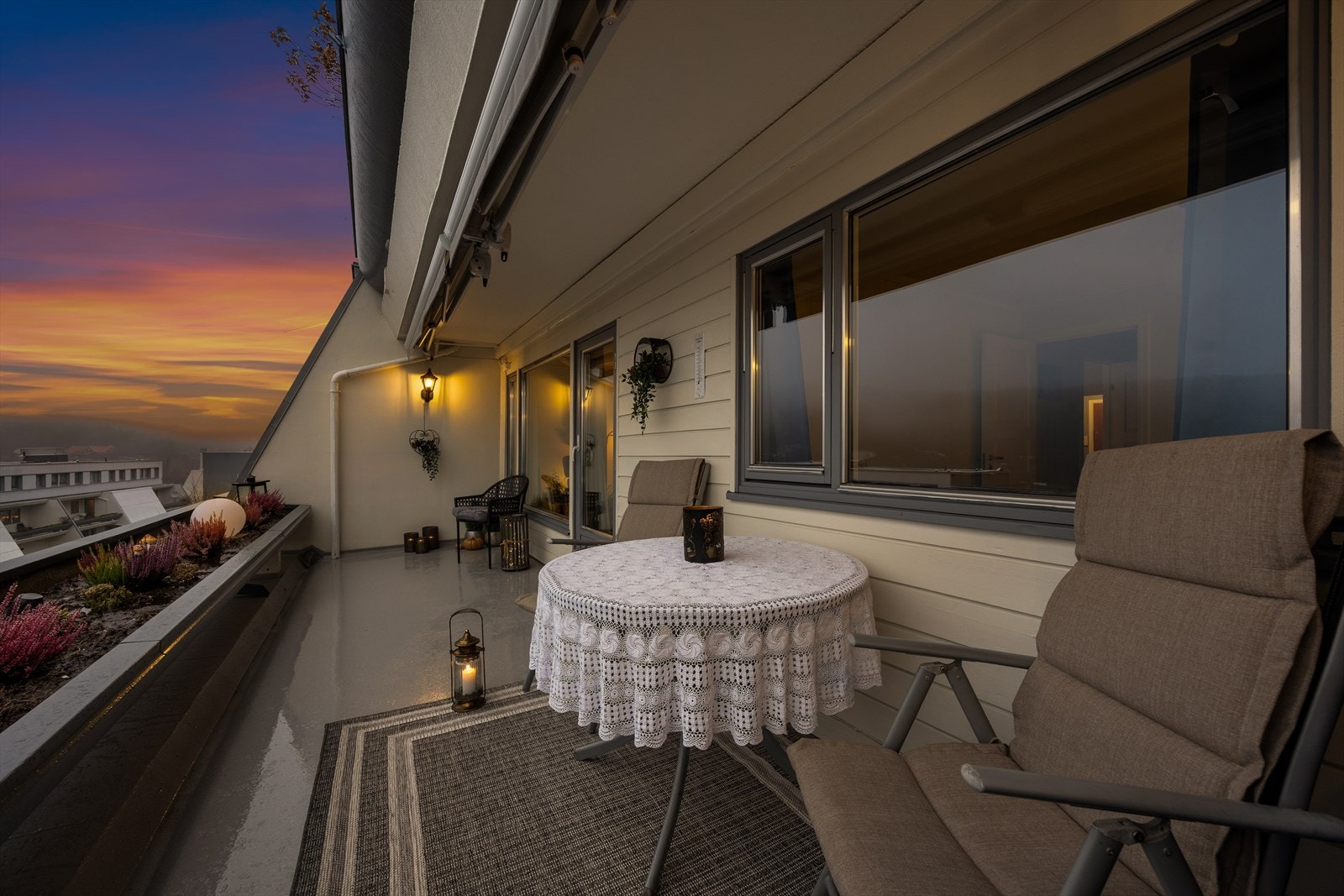 Stor og delvis overbygd balkong på hele 14 m² Galleribilde