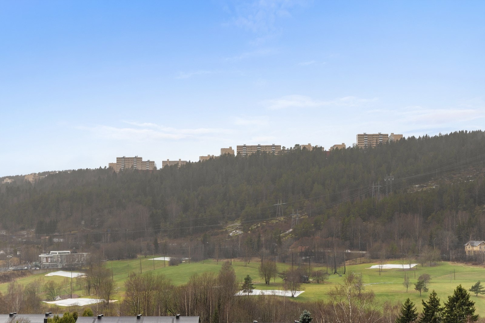 Fra balkongen er det åpen og langstrakt utsikt Galleribilde