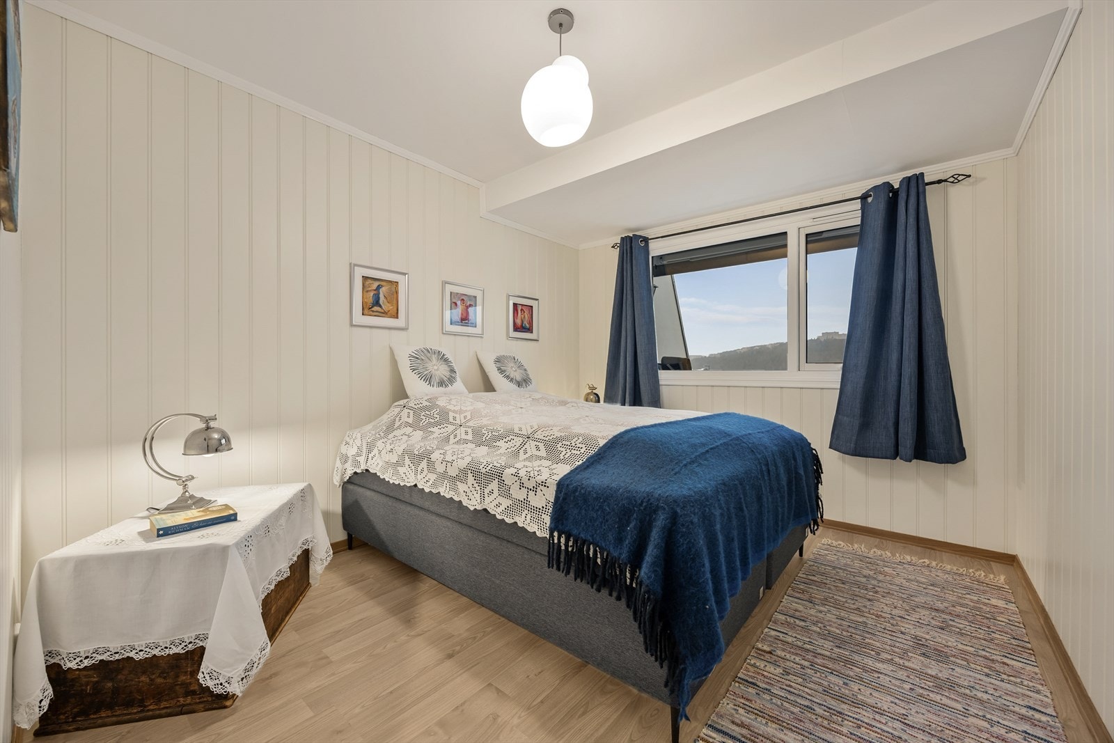 Leiligheten har et stort og samtidig lunt soverom Galleribilde