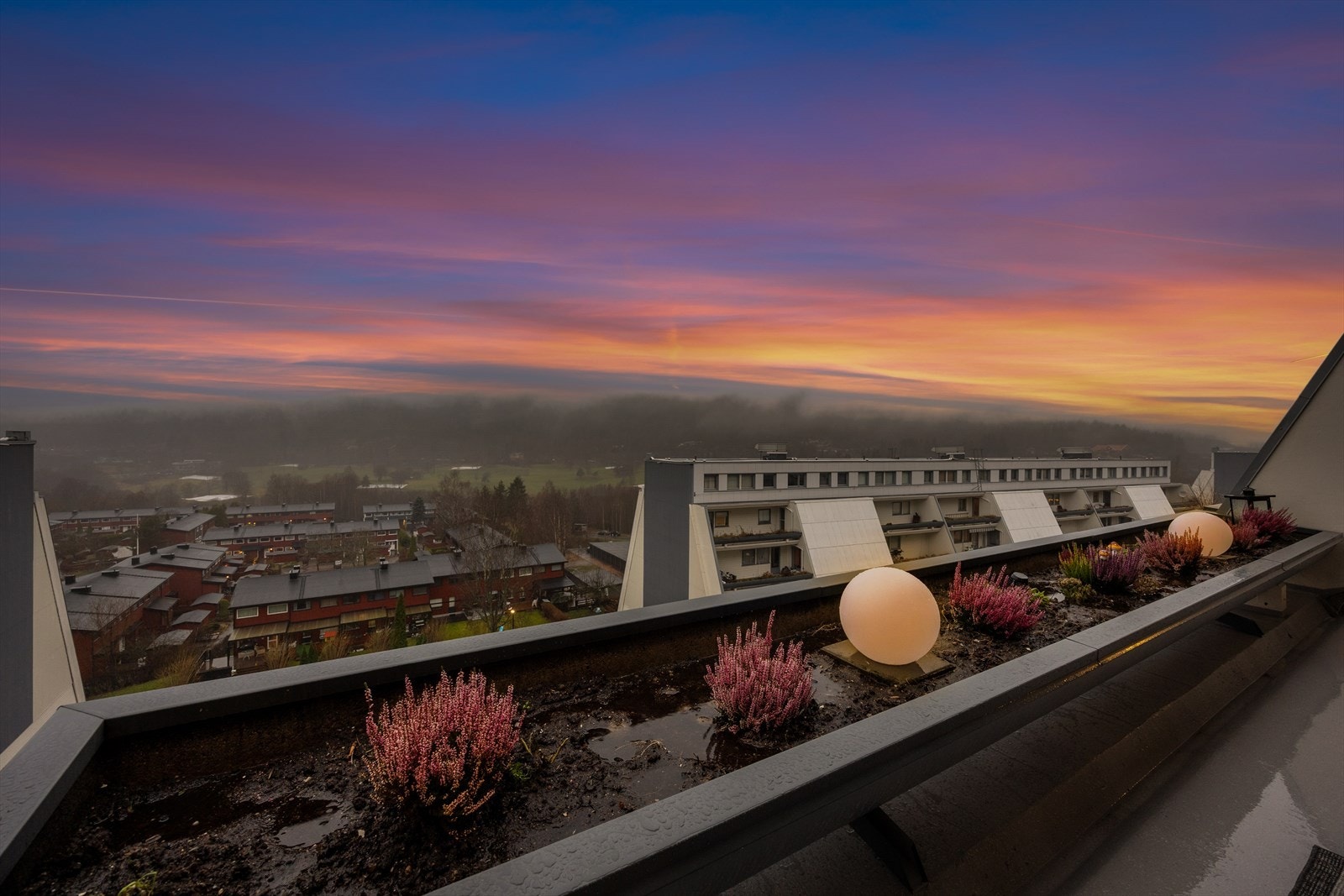 Flott utsikt mot himmelhvelvingen fra både balkong og stue Galleribilde