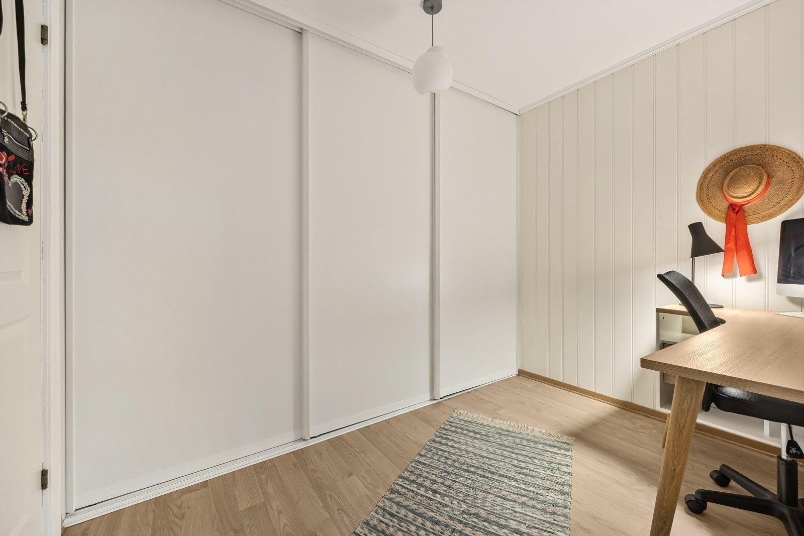 Her er det romslig plassbygd skyvedørsgarderobe Galleribilde