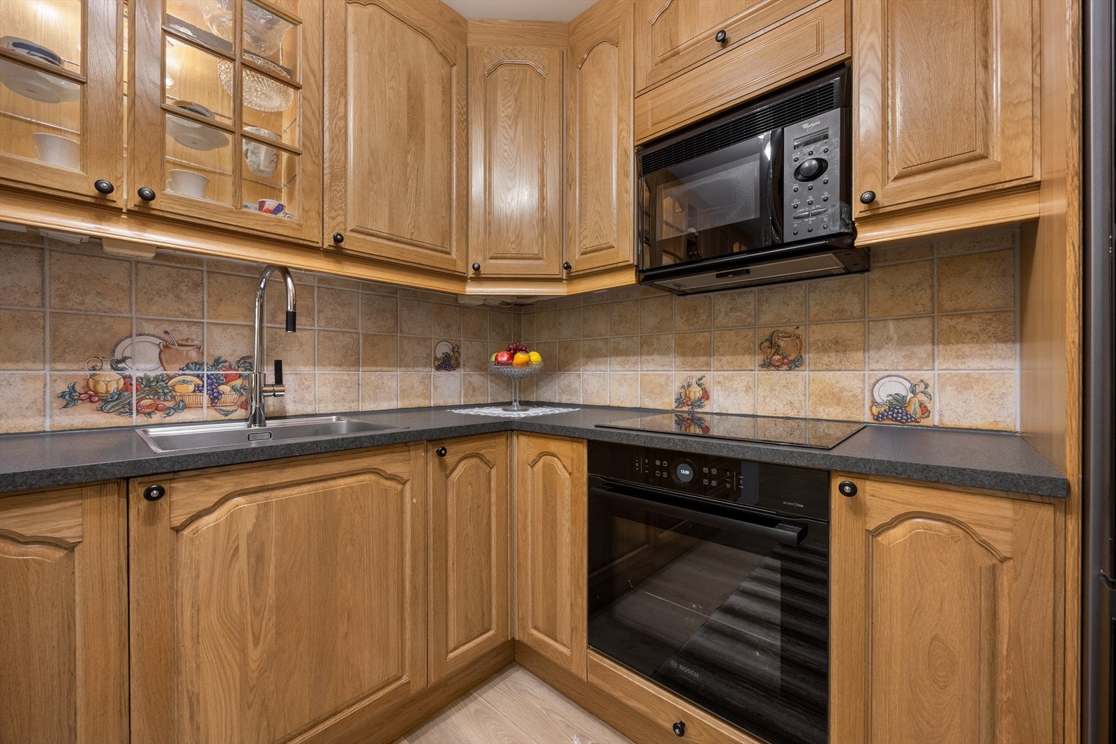 I innredningen er det integrert stekeovn, mikro i ståhøyde, platetopp og oppvaskmaskin, samt opplegg og plass til kjøleskap Galleribilde