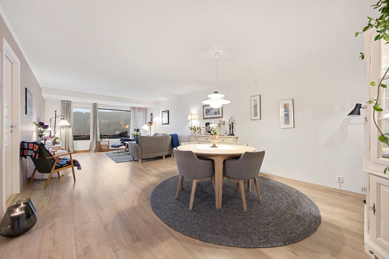 I stuen er det god plass til både sofagruppe og spisebord Galleribilde