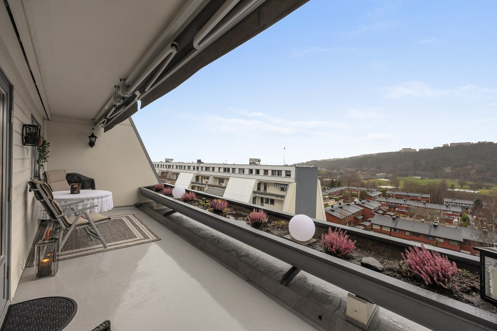 Balkongen er vendt mot vestlige solforhold Galleribilde