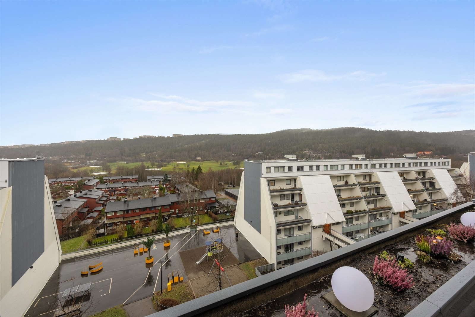 Det er en langsgående betongkasse kan huse beplantning og dekor Galleribilde