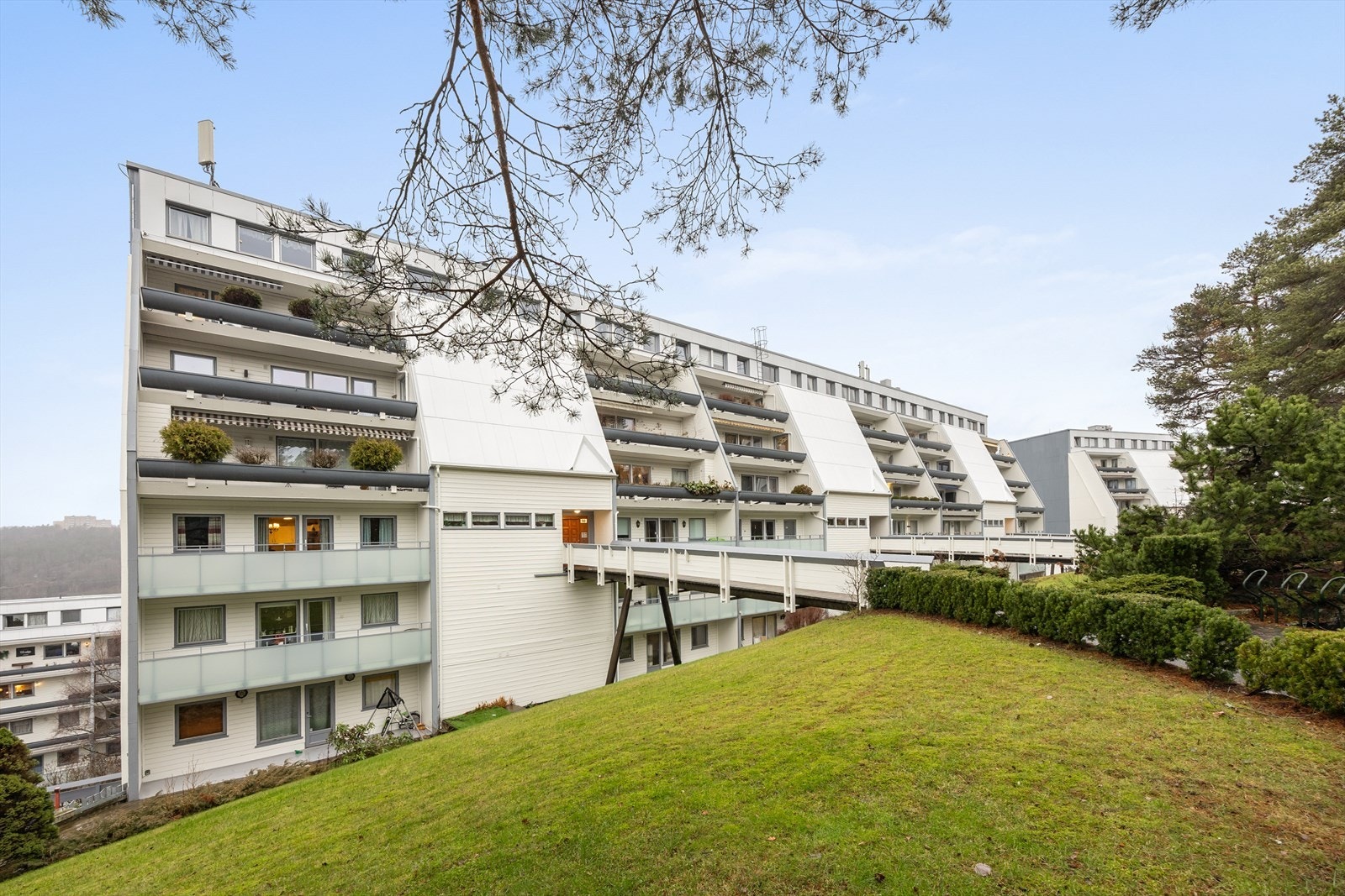 Herfra nærhet til skoler, barnehager, offentlig kommunikasjon, flotte rekreasjonsområder, samt et rikt utvalg av fasiliteter og servicetilbud Galleribilde