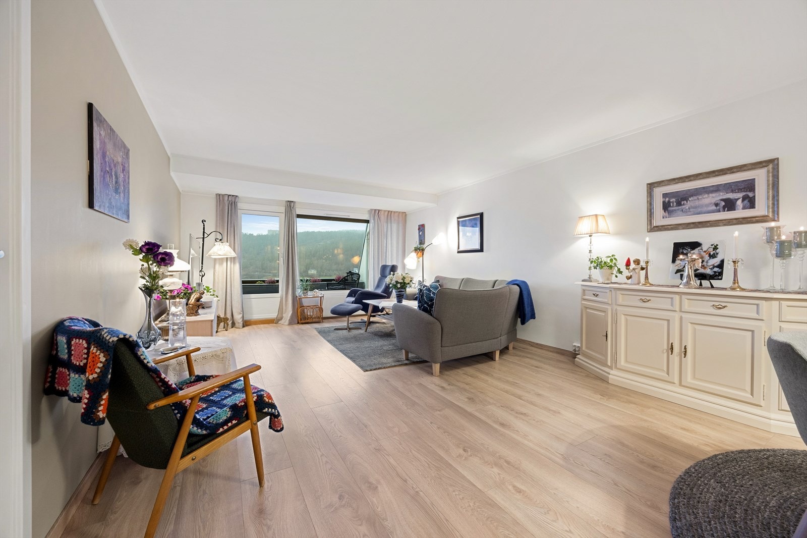 Fra stuen kan du sitte og nyte utsikten mot de skogkledde åsene i vest Galleribilde