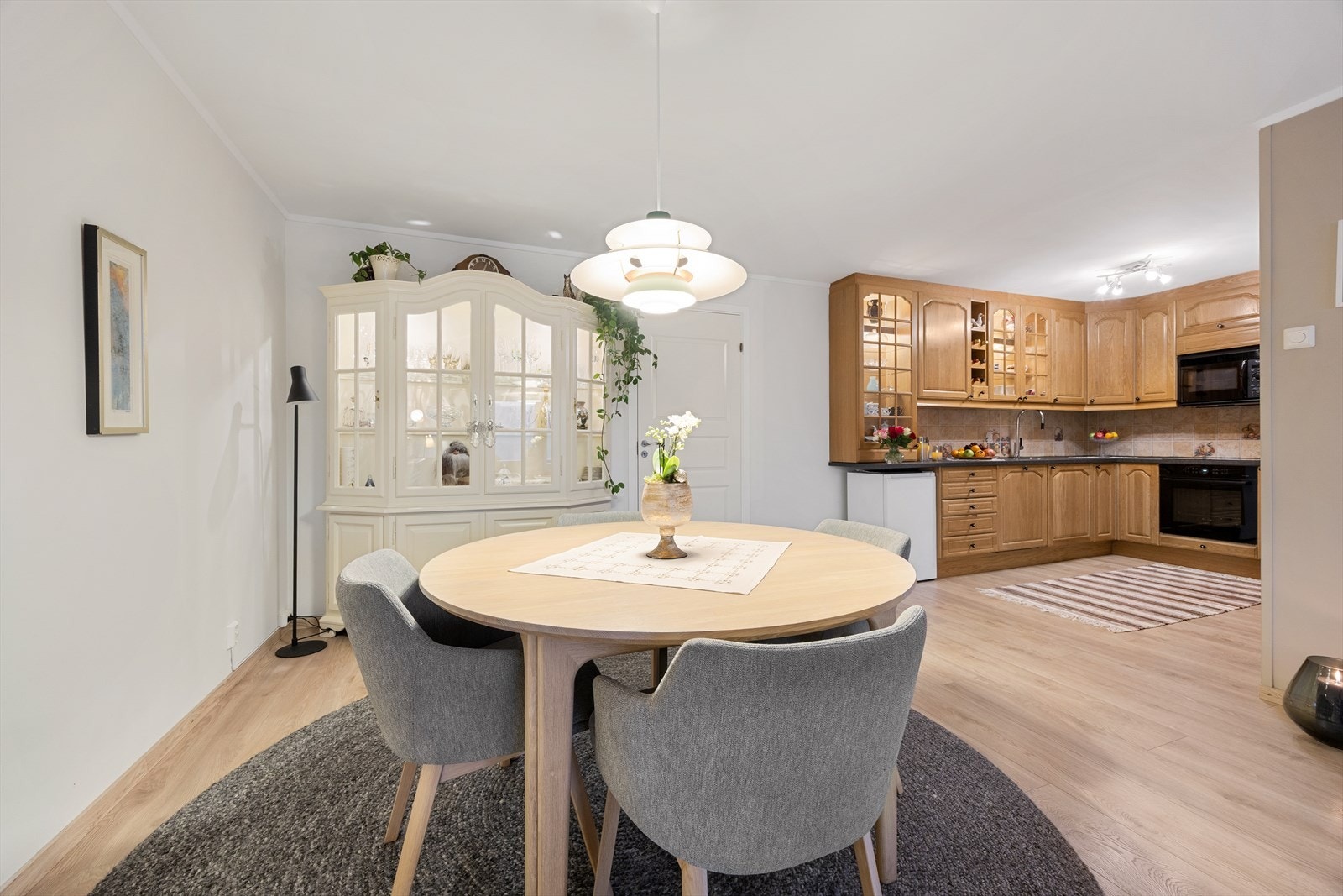 Med åpen løsning mot stuen blir kjøkkenet en sosial sone, også under matlagingen Galleribilde