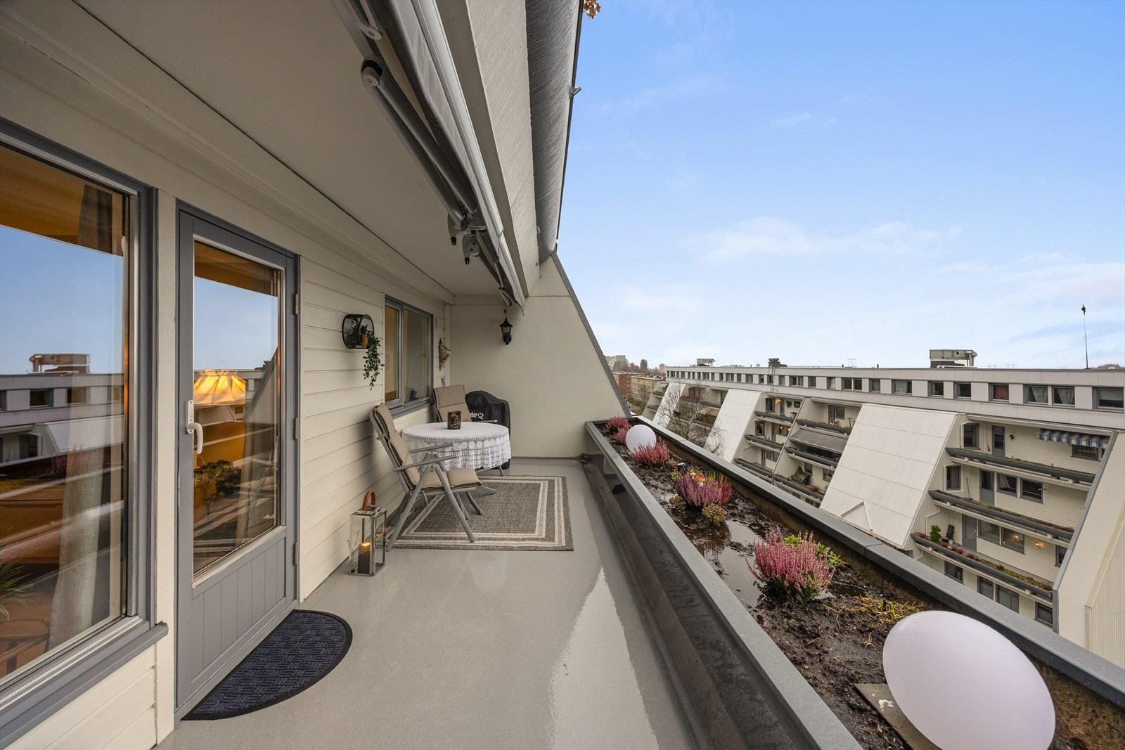 På balkongen er det montert markiser, belysning og utestikk Galleribilde